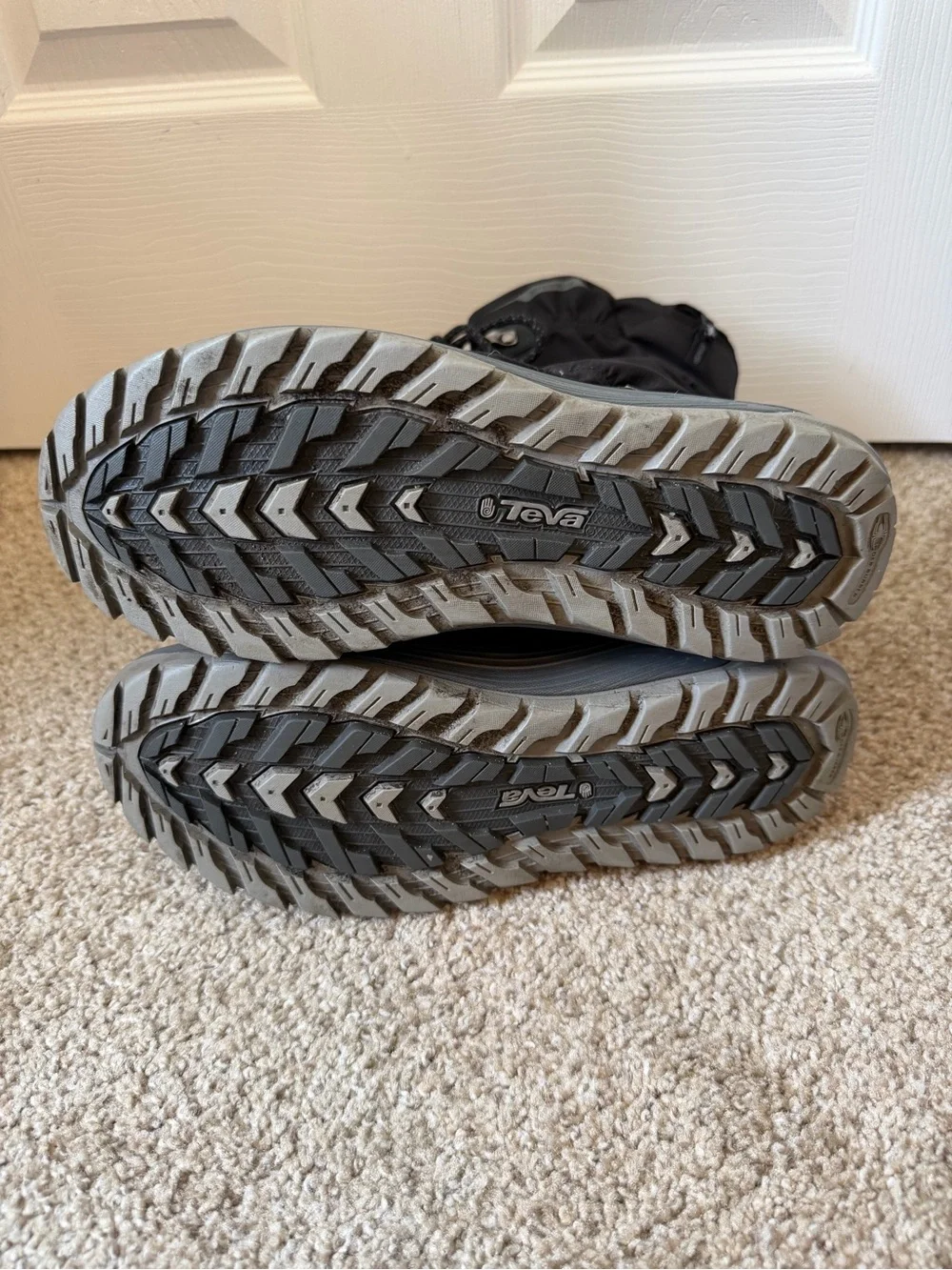 Teva women’s Thinsulate lined Black and Gray Snow Boots size 8.5